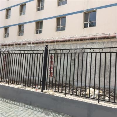 和布克賽爾烏魯木齊二十二中學校刀片刺網施工案例